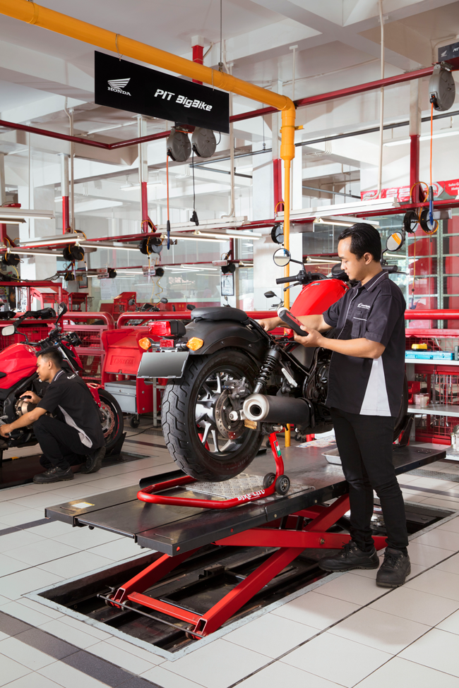 Special Mechanic & Pit for Big Bike